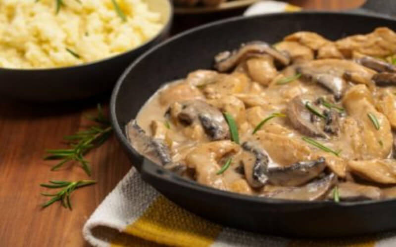 Suprêmes de volaille, sauce aux champignons