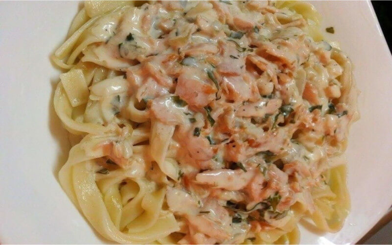 TAGLIATELLES À LA CRÈME ET AU SAUMON FUMÉ