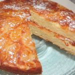 Gâteau au yaourt aux poires renversés et à la pomme râpée