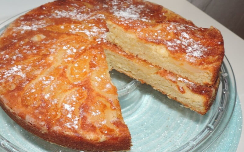 Gâteau au yaourt aux poires renversés et à la pomme râpée