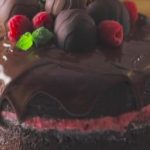Gâteau chocolaté avec mousse aux framboises