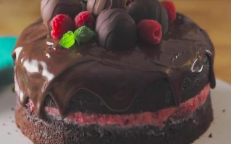 Gâteau chocolaté avec mousse aux framboises