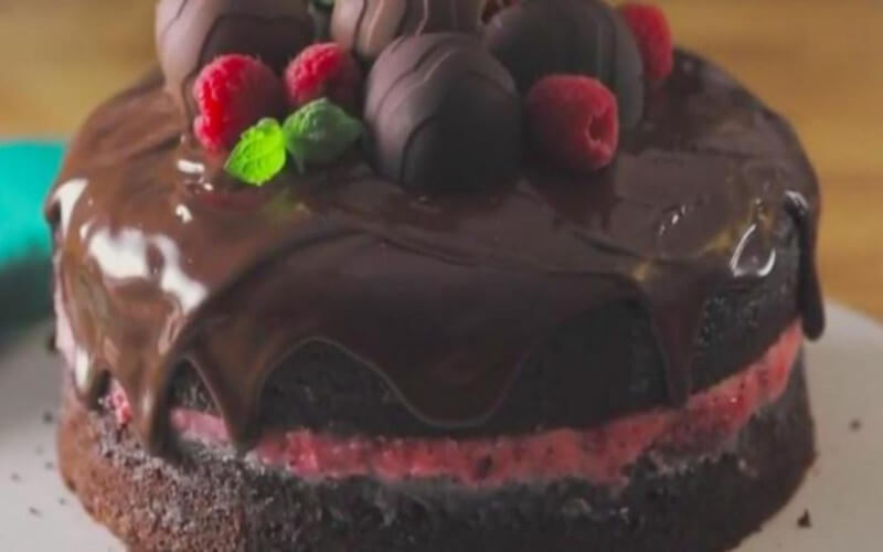 Gâteau chocolaté avec mousse aux framboises