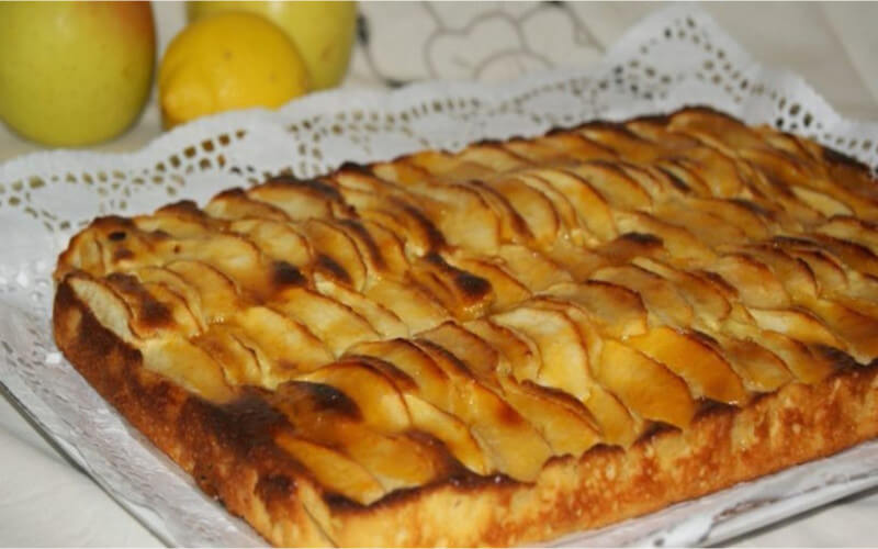 Gâteau yaourt aux pommes et raisins secs