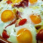 Œufs blanc de poulet, oignons et tomates cerises au four