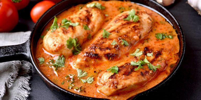 Poulet sauce crème et tomates plat familial et réconfortant