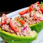 Avocats farcis au thon, tomate et Tabasco