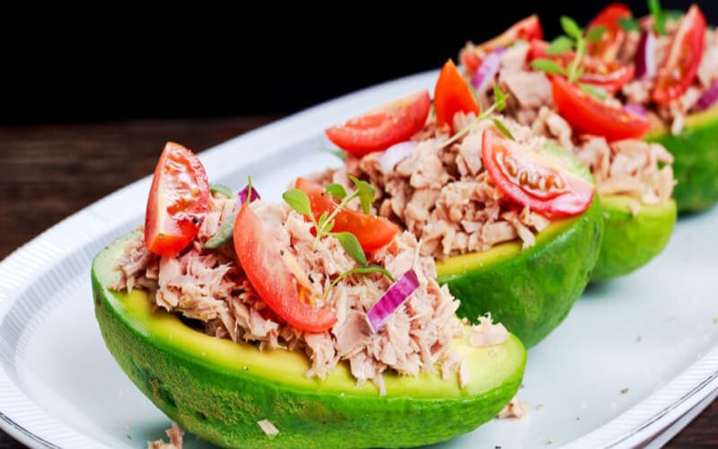 Avocats farcis au thon, tomate et Tabasco