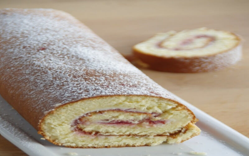 Biscuit roulé au mascarpone et framboises