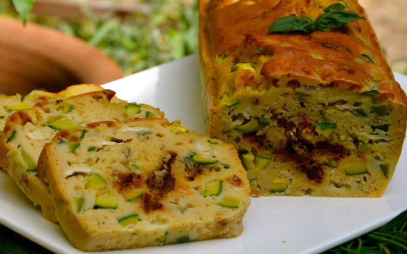 Cake courgettes, tomates séchées, chèvre