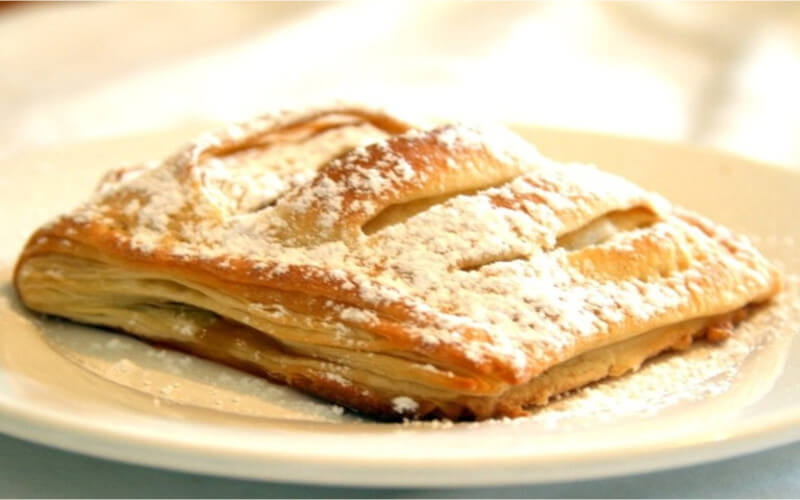 Des jalousies feuilletées, pommes abricots caramélisés