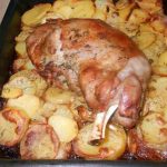 Épaule d’agneau au four sur lit de pommes de terre