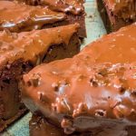 Gâteau au chocolat et mascarpone, glaçage façon rocher praliné