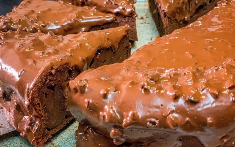 Gâteau au chocolat et mascarpone, glaçage façon rocher praliné