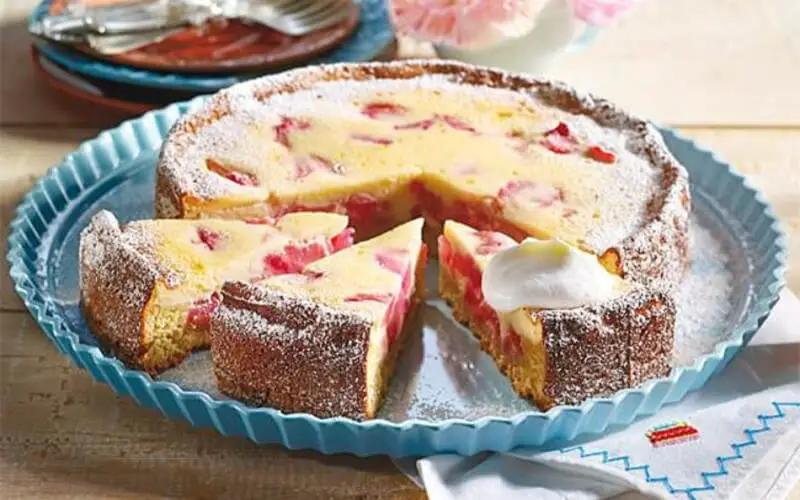 Gâteau au yaourt et aux fraises simple et rapide