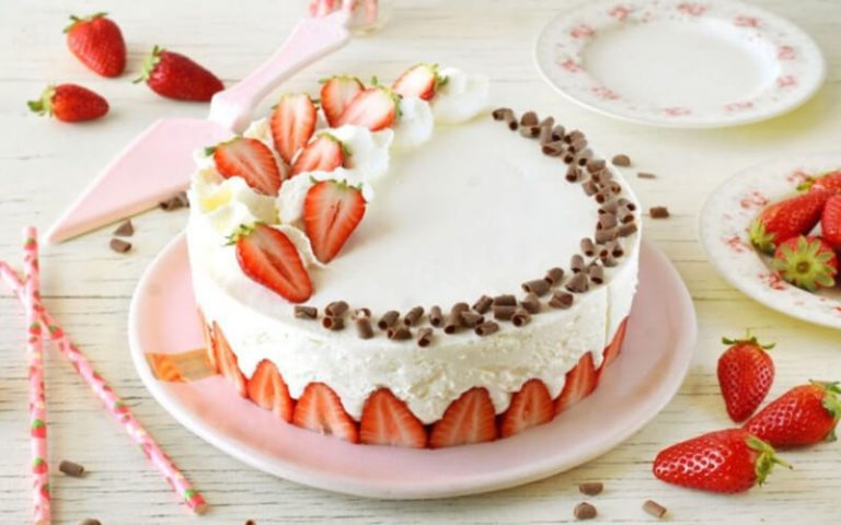 Gâteau aux fraises et crème fouettée en 10 minutes