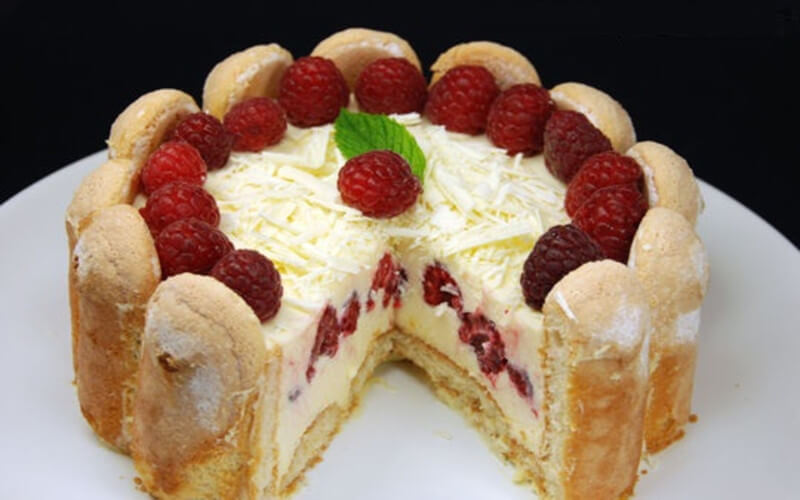 Gâteau bavarois au chocolat blanc et framboises