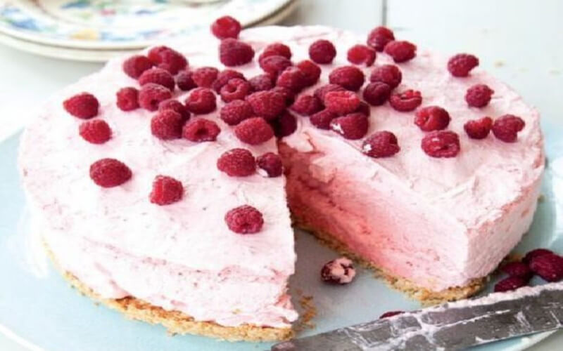 Gâteau mousseux aux fraises et framboises