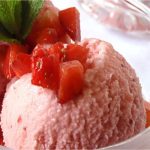 Glace à la fraise et crème fraîche bien onctueuse