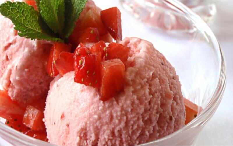 Glace à la fraise et crème fraîche bien onctueuse