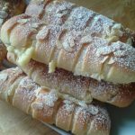 Petits pains briochés à la crème pâtissière, amandes