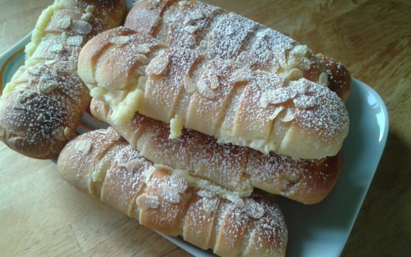 Petits pains briochés à la crème pâtissière, amandes