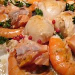 Poêlée de la mer Saint-Jacques, saumon et crevettes