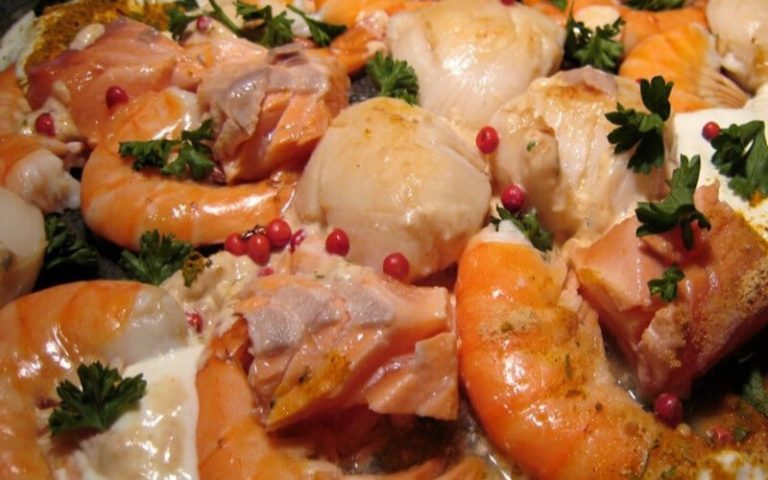 Poêlée de la mer: Saint-Jacques, saumon et crevettes