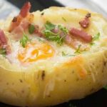Pommes de terre au four farcies aux oeufs et bacon