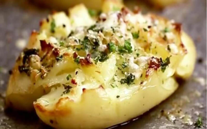 Pommes de terre croustillantes au beurre à l’ail et parmesan