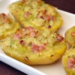 Pommes de terre farcies au jambon et à la fondue de poireaux