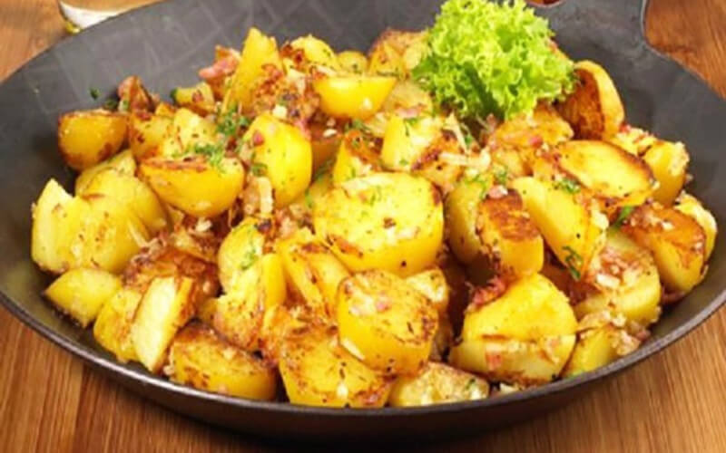 Pommes de terre primeurs sautées à l’ail