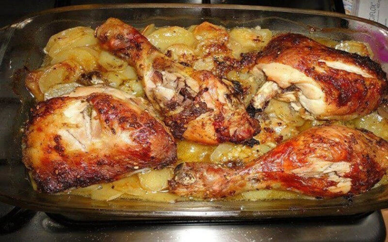 Poulet aux pommes de terre à l’ail au four