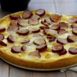 Quiche savoyarde aux saucisses fumées et reblochon