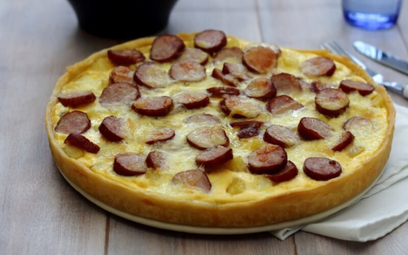 Quiche savoyarde aux saucisses fumées et reblochon