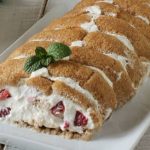 Roulé de biscuits au mascarpone et aux fraises