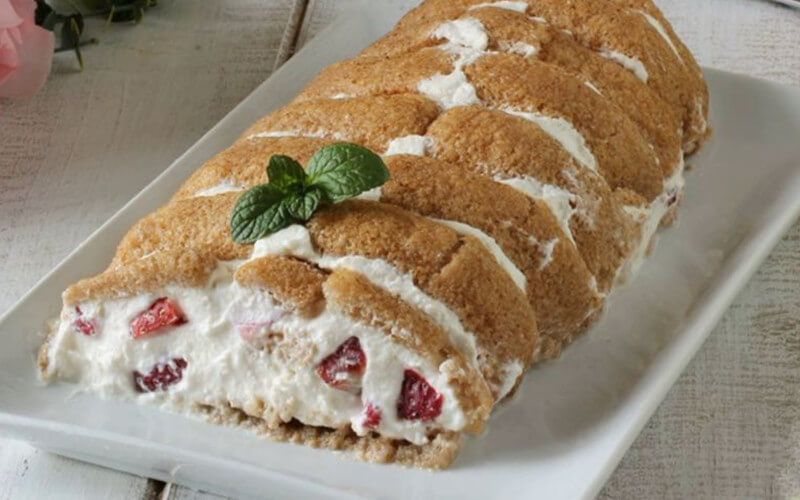 Roulé de biscuits au mascarpone et aux fraises