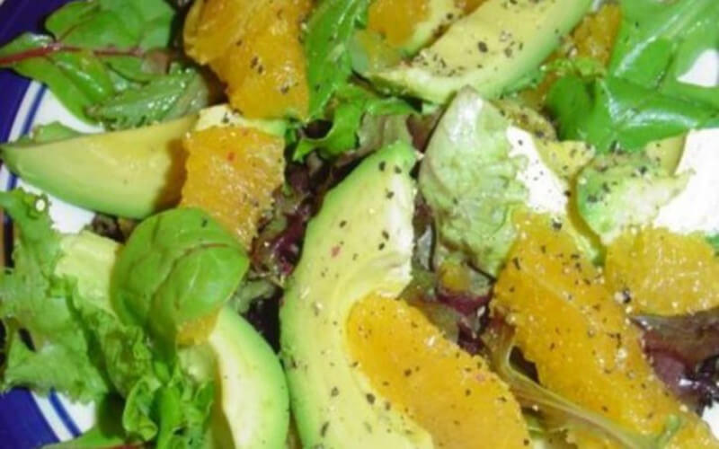 Salade à l’avocat dégonfle le ventre et fait perdre du poids