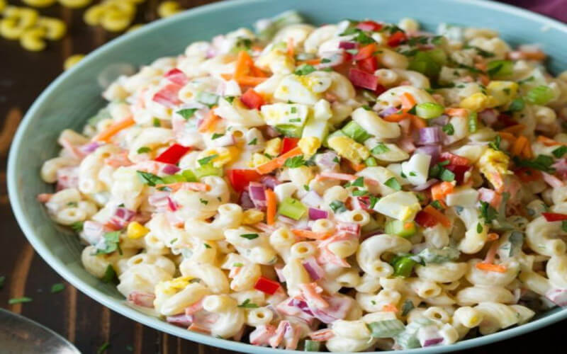 Salade de macaroni aux œufs à la coque