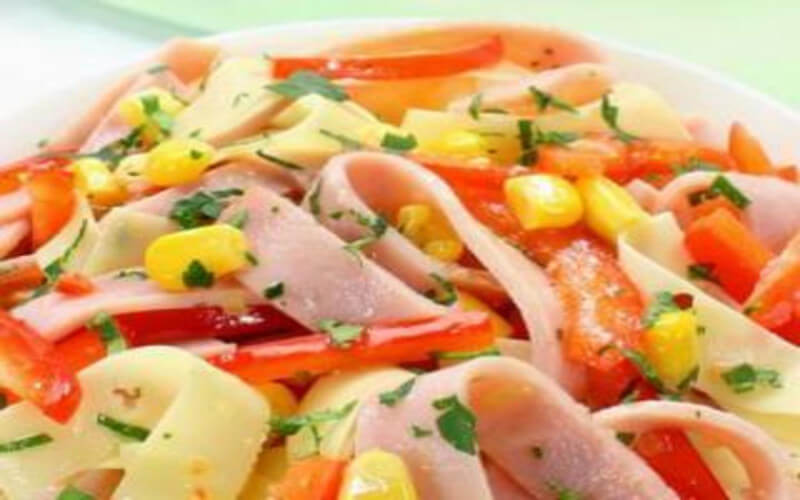 Salade minceur de tagliatelles de jambon et concombre au maïs