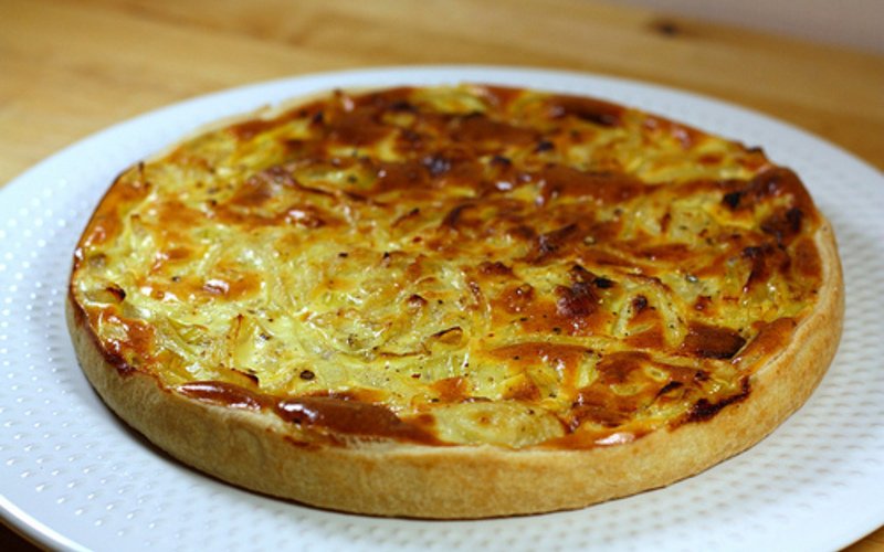 Tarte salée aux oignons chorizo à la crème fraîche