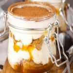 Tiramisu aux pêches et caramel au beurre salé en verrines