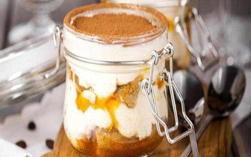 Tiramisu aux pêches et caramel au beurre salé en verrines