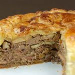 Tourte au confit de canard, foie gras et champignons des bois