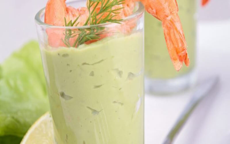 Verrines d'avocat, crevettes et fromage frais