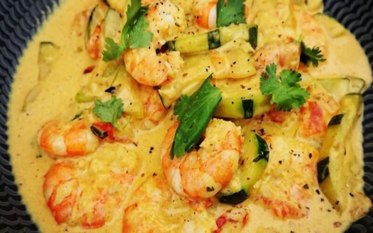 Wok de crevettes et courgettes au curry et lait de coco