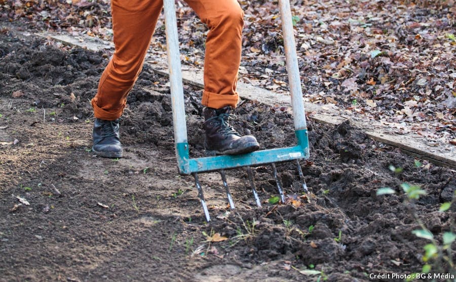Décompactez le sol en douceur