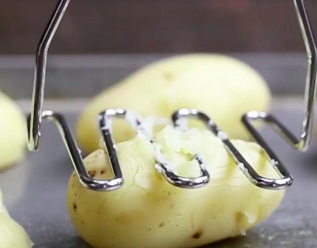 Comment préparer les Pommes de terre croustillantes au beurre à l’ail et parmesan etape 1