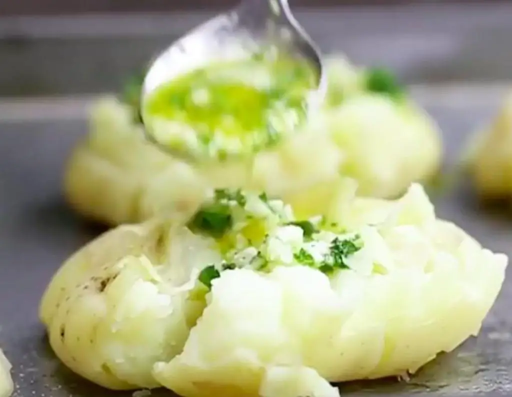 Comment préparer les Pommes de terre croustillantes au beurre à l’ail et parmesan etape 2