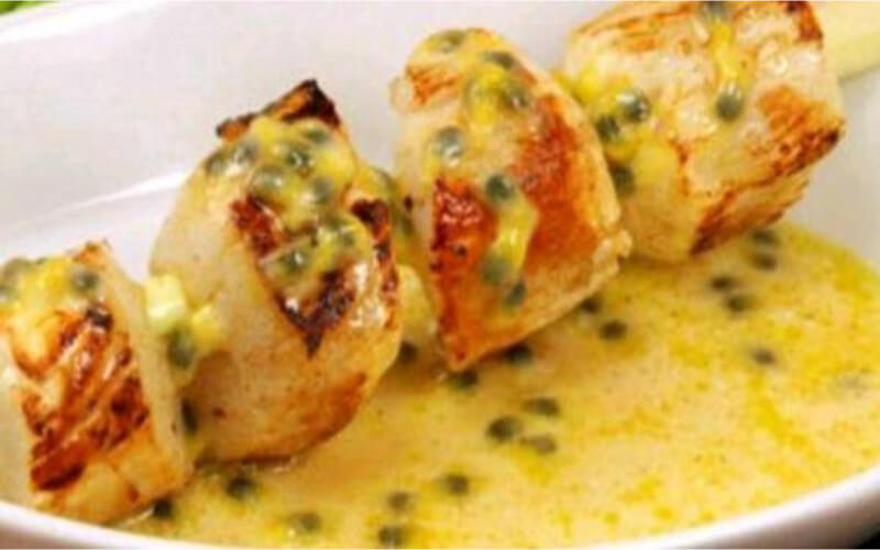 Brochettes de Saint-Jacques dans son beurre blanc